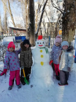 Зимняя прогулка. Лепим снеговика. Зимняя прогулка. Лепим снеговика.