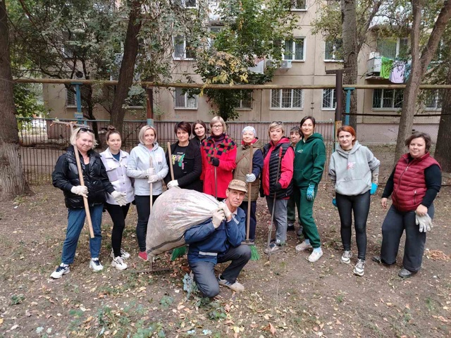 На территории ДОУ был организован субботник. На территории ДОУ был организован субботник.